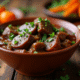 Boeuf bourguignon servi dans un bol en céramique rustique avec légumes colorés