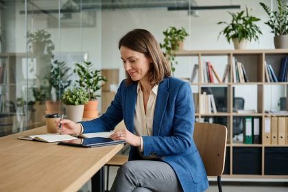 Femme d'affaires concentrée dans un bureau moderne