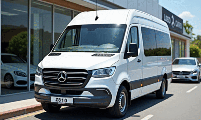 Minibus d occasion moderne devant un concessionnaire