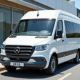 Minibus d occasion moderne devant un concessionnaire