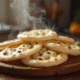 Naans frais cuits sur une planche en bois avec herbes