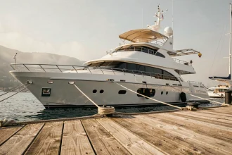 Superyacht de luxe blanc amarré dans un port méditerranéen, symbole de richesse et de réussite ostentatoire